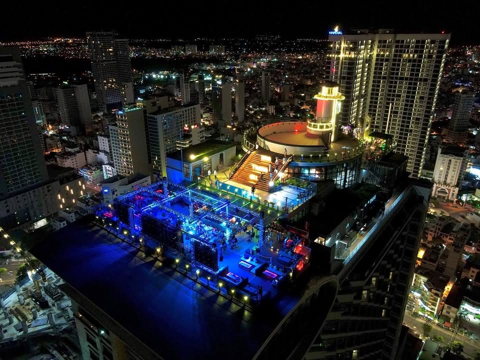 Skylight 360 Skydeck & Rooftop Beach Club
